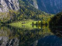Blick über den Obersee zur Fischunkelalm mit Herbstwald